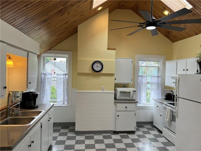 Building Photo - 13 Newport Ave