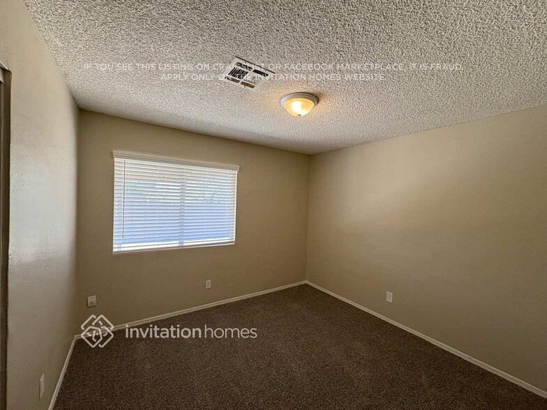 Building Photo - 8027 W Glenrosa Ave