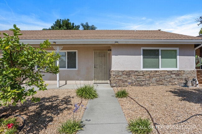Building Photo - 1955 Golden Cir Dr