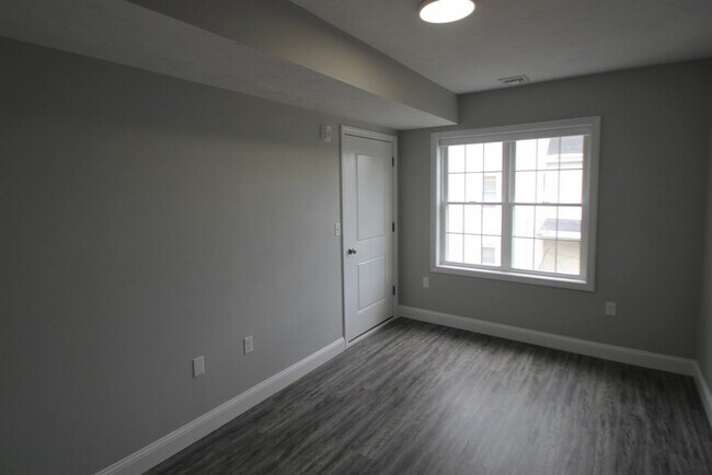 Building Photo - 316 Commercial St