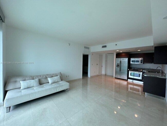 Building Photo - 950 Brickell Bay Dr