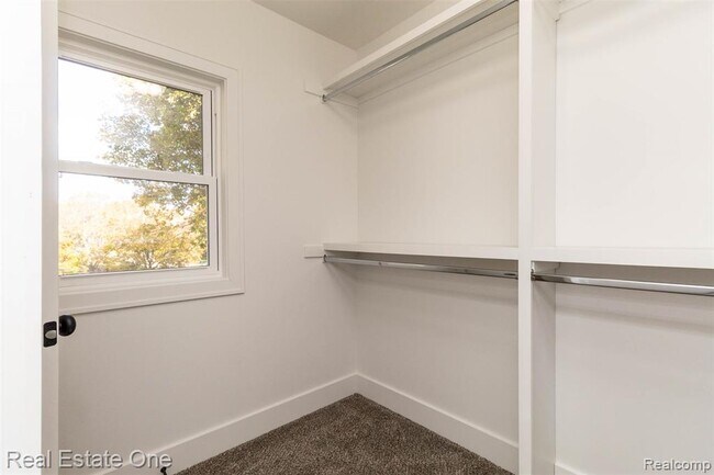 Building Photo - 5485 Hammersmith Dr