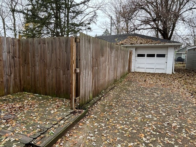 Building Photo - $625 OFF FIRST MONTH'S RENT! Charming 2-Bed, 1-Bath Single-Family Home in Indianapolis!