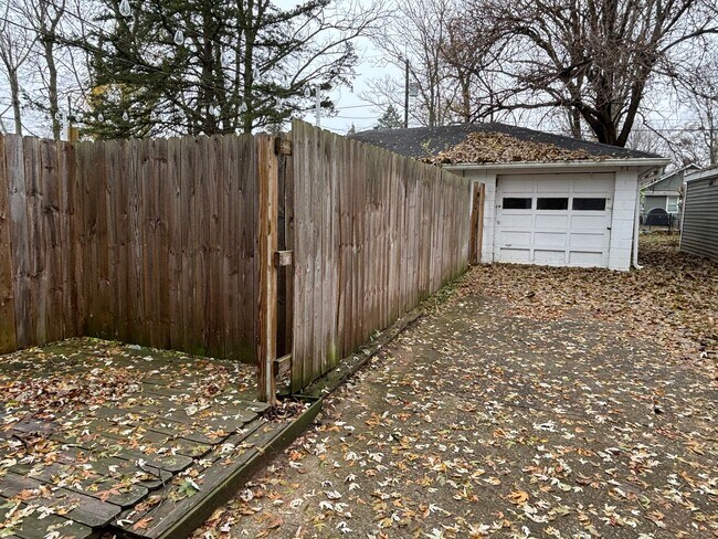 Building Photo - AVAILABLE NOW! Charming 2-Bed, 1-Bath Single-Family Home in Indianapolis!