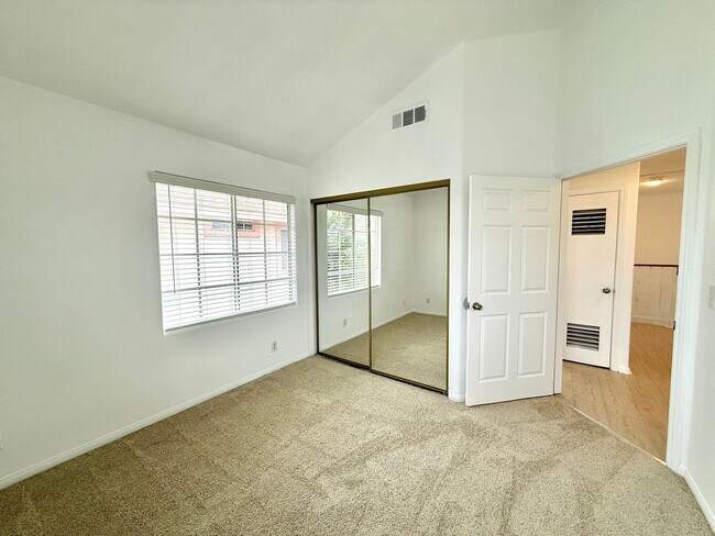 Building Photo - Cozy Renovated Townhome in Gardena!