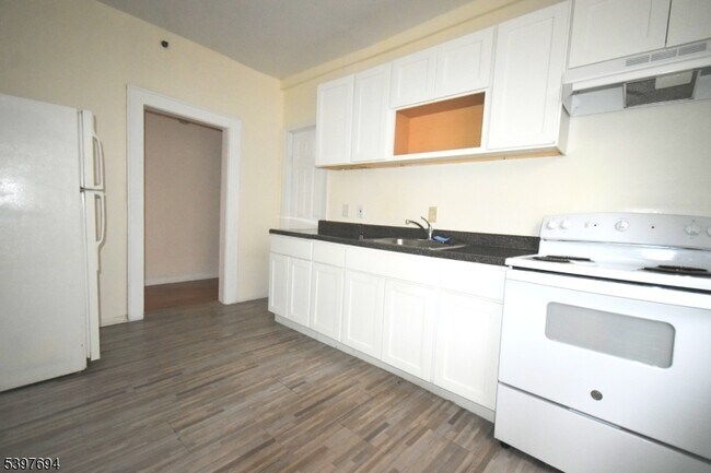 Building Photo - 1600 Maple Ave