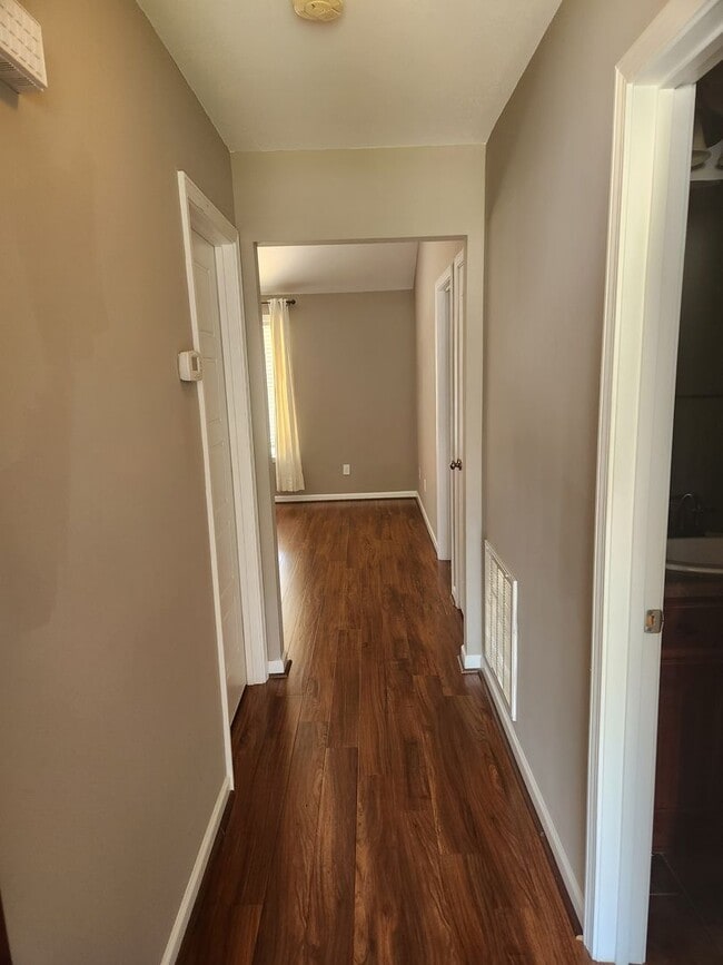 Building Photo - Cozy 3 Bed 2 Bath Home Available Now