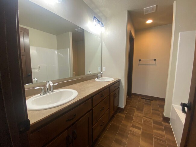 Building Photo - 3-Bed, 3-Bath Single Family Home in Moorhead!