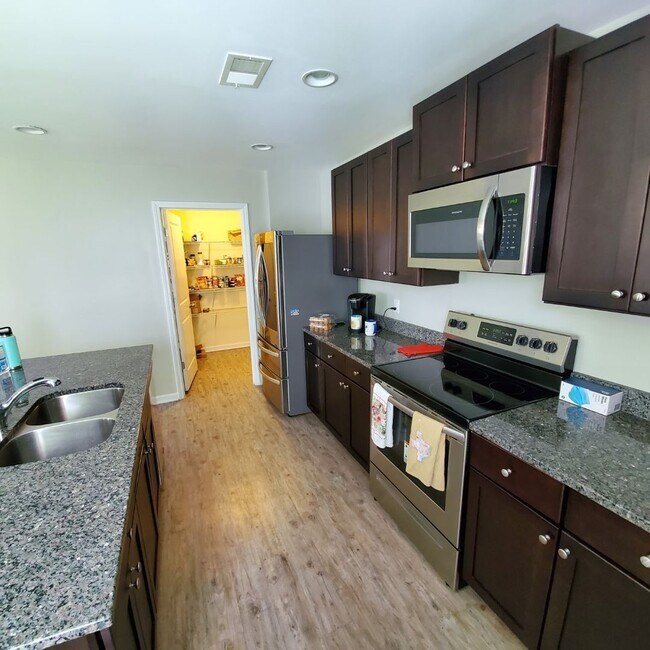 Building Photo - 121 Tupelo Way