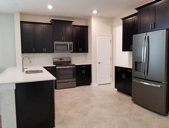 Building Photo - Spacious Oaks at Moss Park Home!