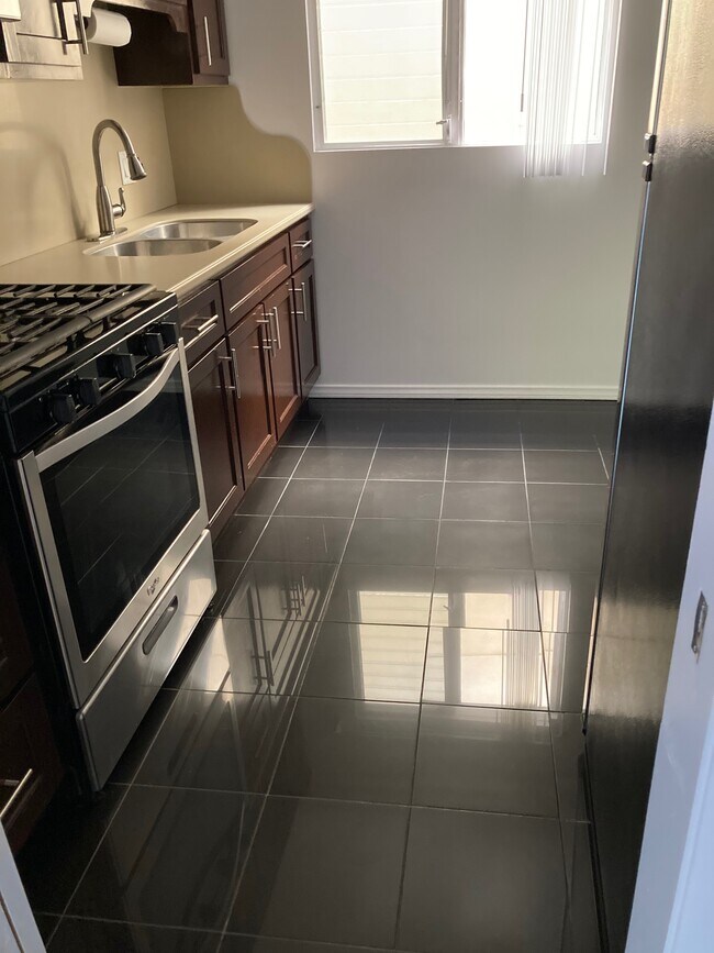 Building Photo - 1900 Grace Ave