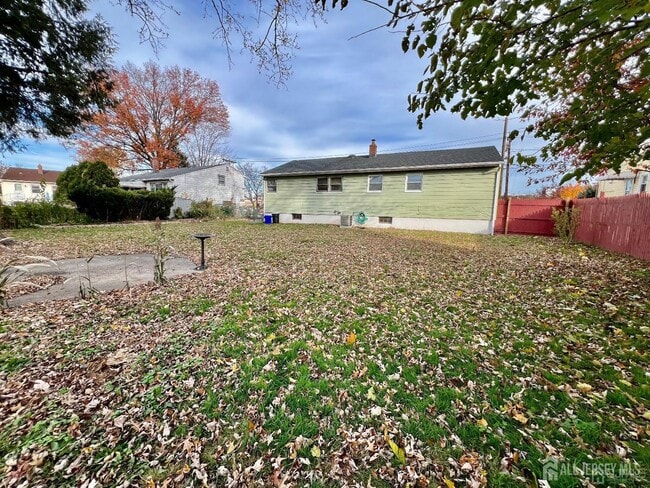 Building Photo - 340 Old Post Rd