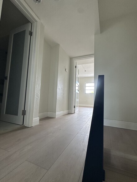 Building Photo - 465 Swallow Dr