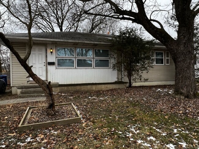 Primary Photo - 3 BR/ 1 BA w/ renovated kitchen and bath