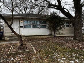Building Photo - 3 BR/ 1 BA w/ renovated kitchen and bath