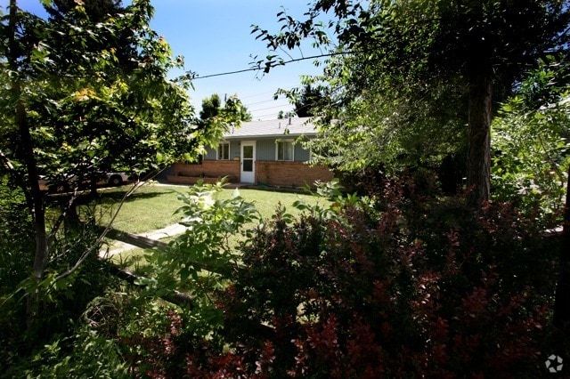 Building Photo - 2100 Floral Dr