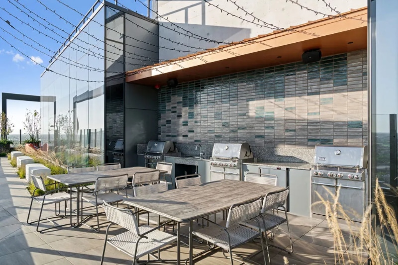 Building Photo - 1147 W Van Buren St