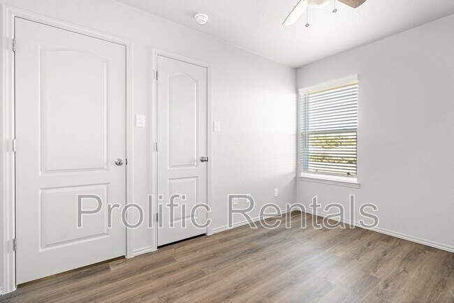 Building Photo - 107 Lost Trl