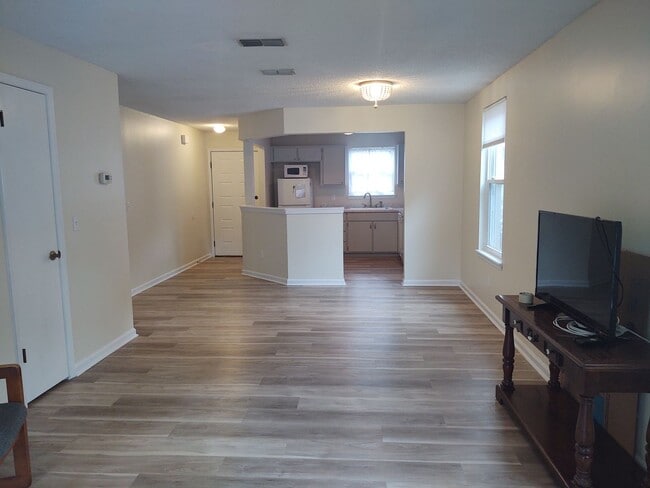 Building Photo - Charming 2 bedroom with enormous backyard.