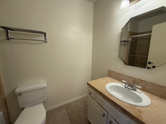 Full bath with travertine tile - 10481 Riverside Dr