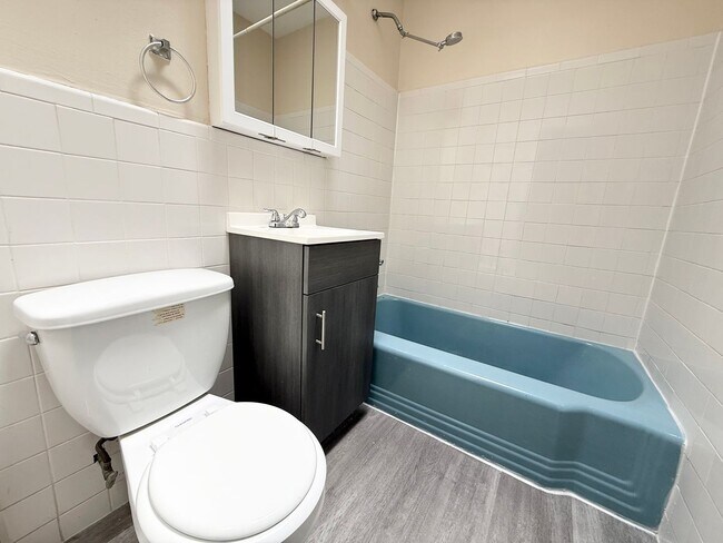 Building Photo - Gorgeous 3-Bed Townhome in Lawncrest! Available NOW!