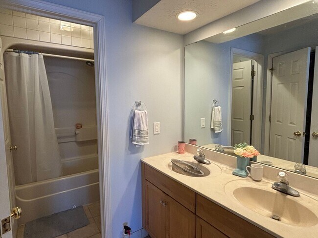 Building Photo - 3B/2B duplex located near Purdue campus