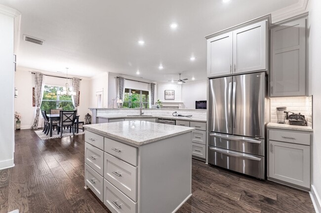 Building Photo - "Contemporary Elegance: Spacious 4 Bed, 3 Bath Modern Rental Home"