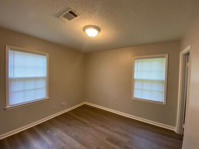 Building Photo - Pre-leasing for an October move in