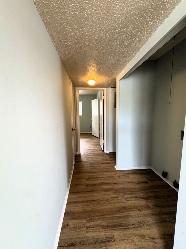 Building Photo - Move-In Special!!!