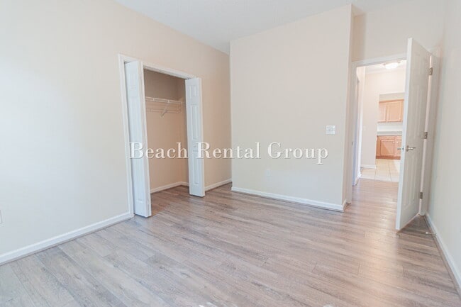 Building Photo - 3 Bedroom End Unit w/ Screened-In Balcony
