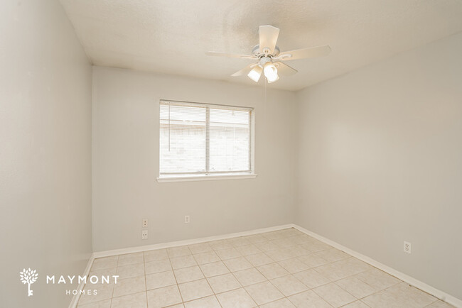 Building Photo - Spacious 4-Bedroom Home with Pool in Yorkt...