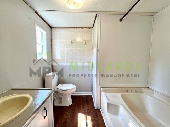 Building Photo - 2413 S Lake Dr