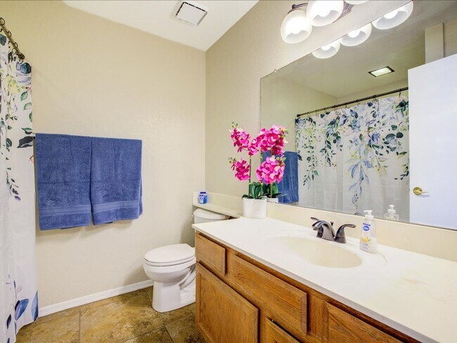 Building Photo - Modern 2 Bedroom 2 Bathroom home with comm...