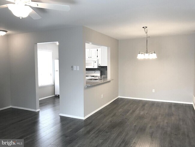 Building Photo - 560 Shetland Ct