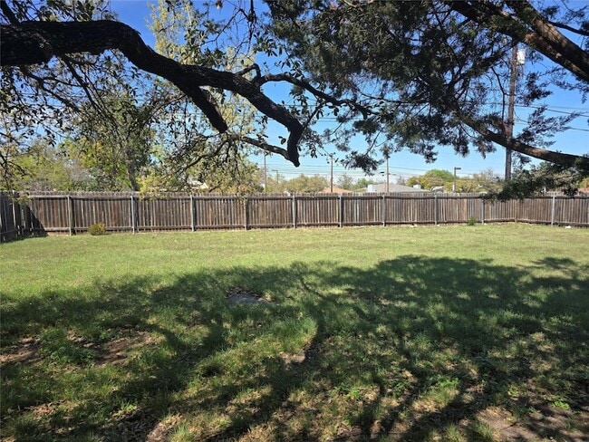 Building Photo - 800 Woodview Dr