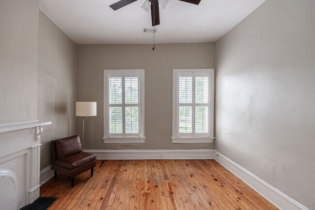 Building Photo - Downtown home walking distance to Mercer L...