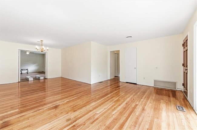 Building Photo - 704 Fort King George Dr