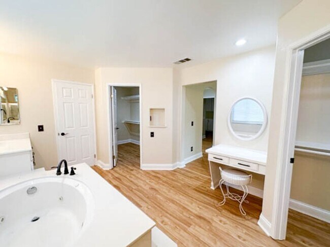 Building Photo - **STUNNING** 8 BEDROOM SOLAR HOME IN GATED...