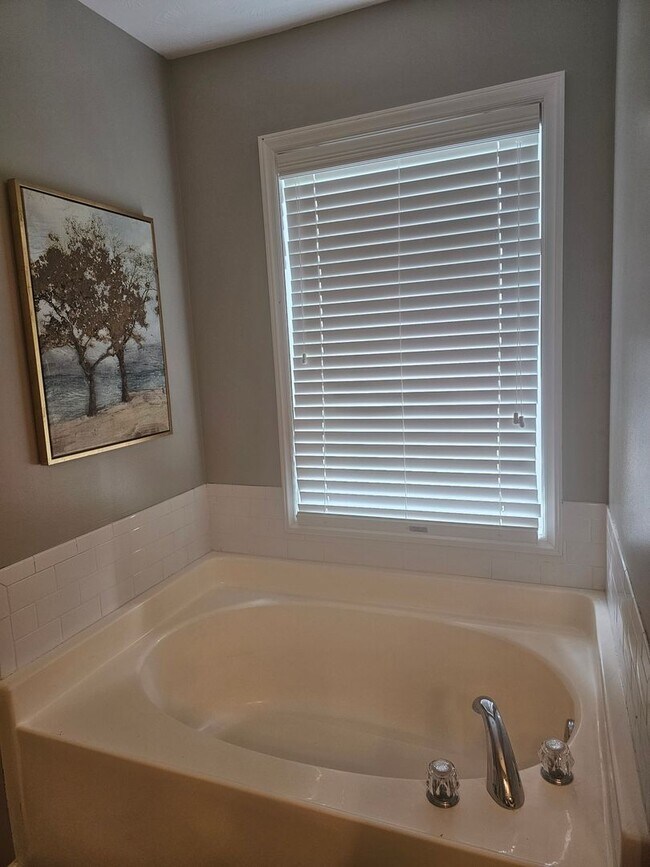 Building Photo - Two-Story Home Located in Lexington Planta...