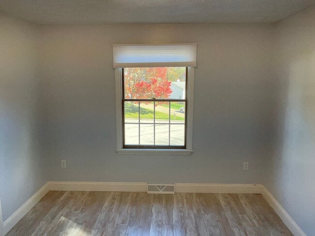 Building Photo - Spacious 3bed 3 bath Split-Level in Bethel...