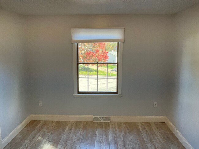 Building Photo - Spacious 3bed 3 bath Split-Level in Bethel Park – Updated Interiors & Private Backyard Oasis