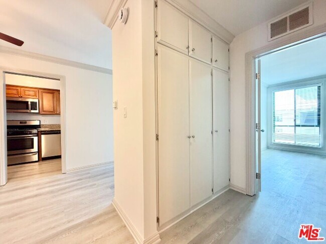 Building Photo - 821 3rd St