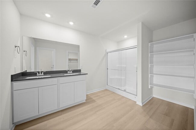 Building Photo - 3844 Pinecrest St