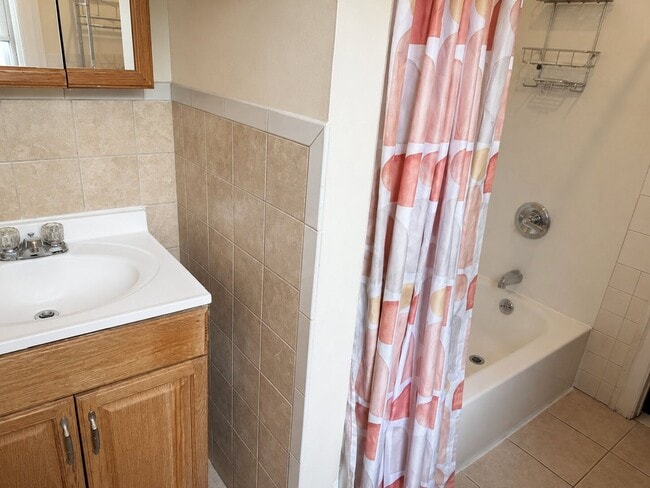 Building Photo - Spacious 6-Bedroom Rental in North Philadelphia | Small Dogs Welcome