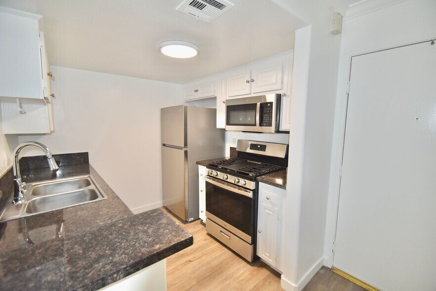 Building Photo - 6041 Fulton Ave