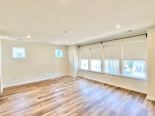 Building Photo - 1575 Green Hill St
