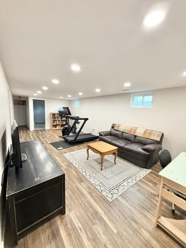 Building Photo - Renovated home on Yosemite for rent!
