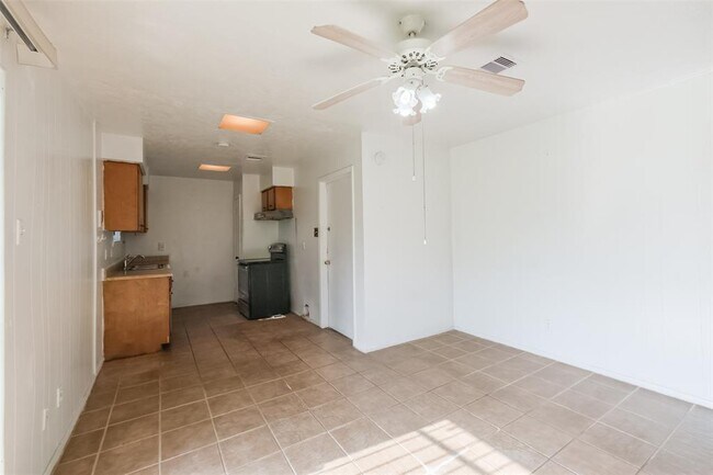 Building Photo - 4919 Glenridge Ln