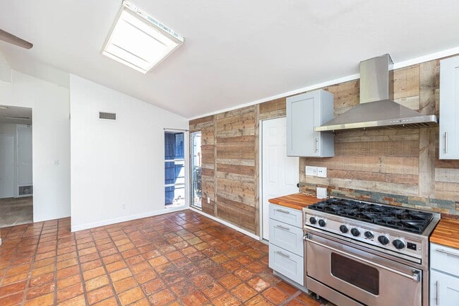 Building Photo - ** AMAZING ALLIED GARDENS 3/2 HOME 2 CAR G...