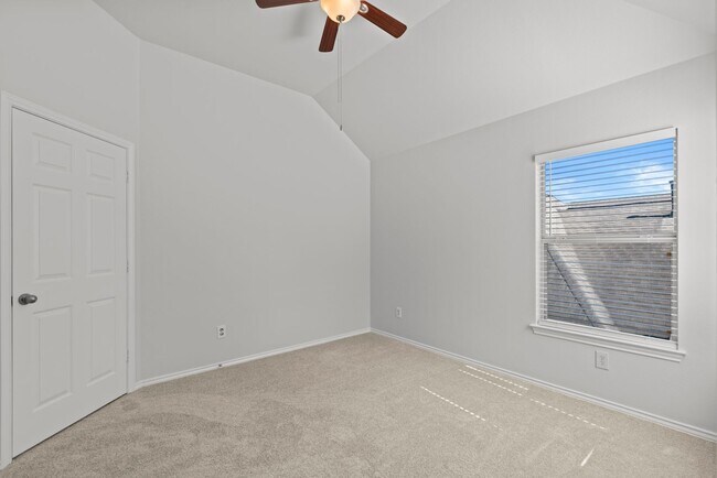 Building Photo - Spacious 3-Bedroom Home in Lakeshore with ...